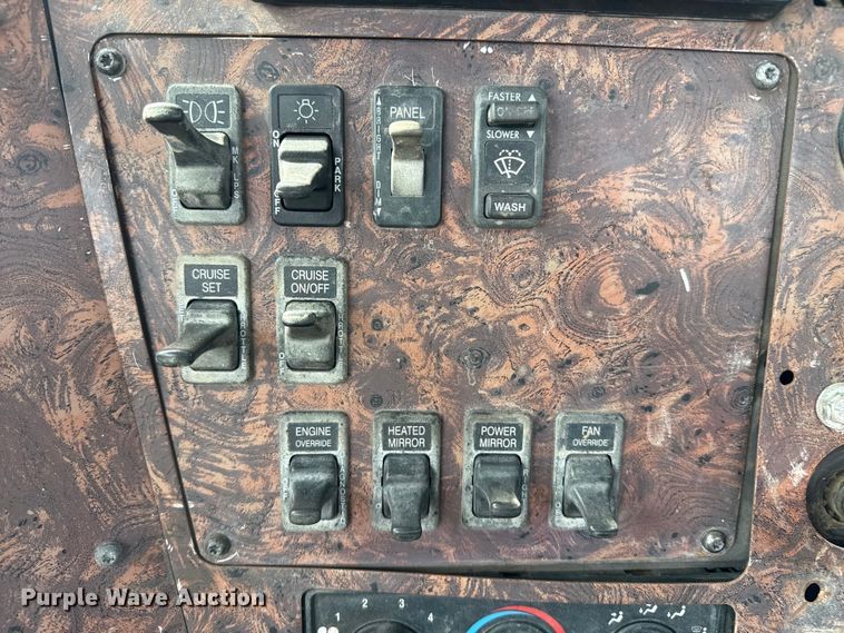 image for item DZ8823 2002 International  9400i semi truck