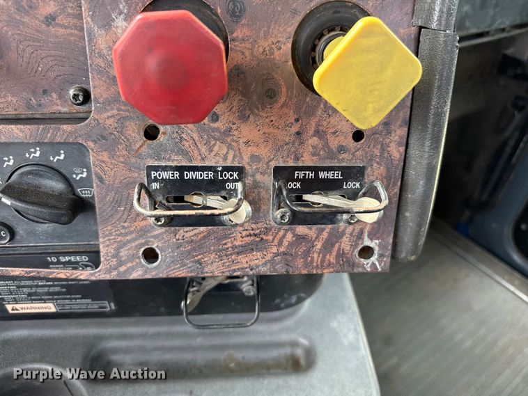 image for item DZ8823 2002 International  9400i semi truck