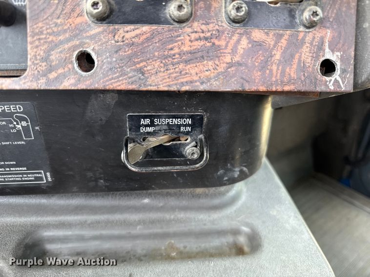 image for item DZ8823 2002 International  9400i semi truck