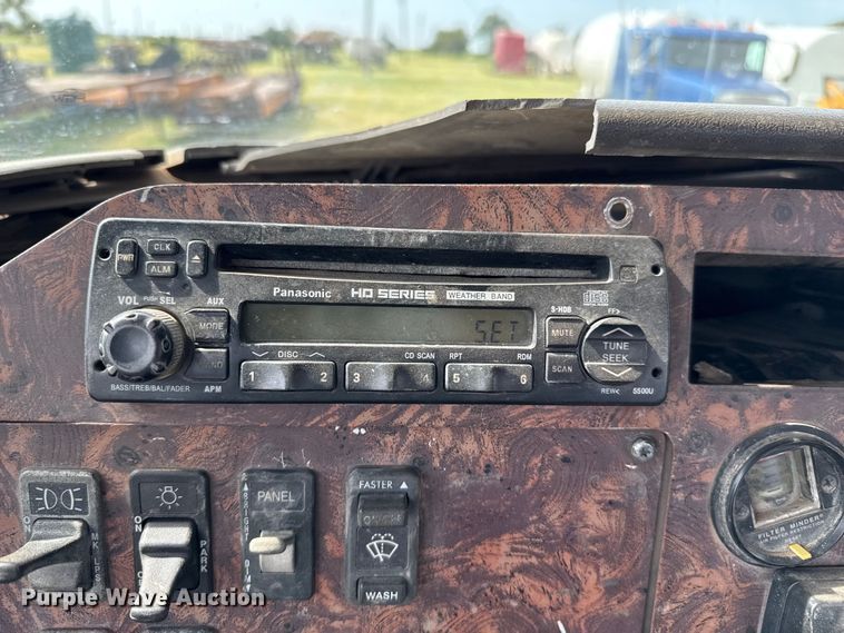 image for item DZ8823 2002 International  9400i semi truck