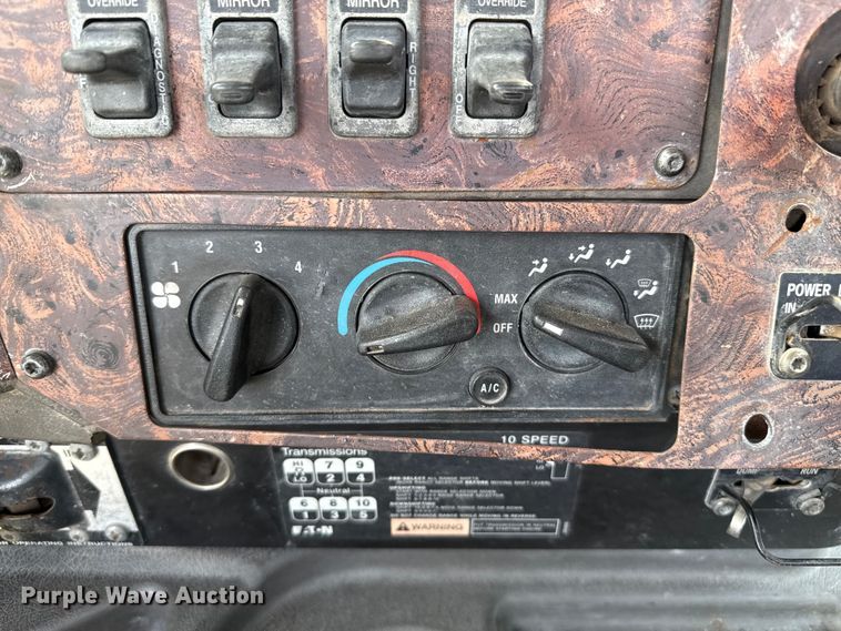 image for item DZ8823 2002 International  9400i semi truck