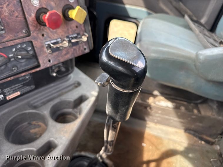 image for item DZ8823 2002 International  9400i semi truck