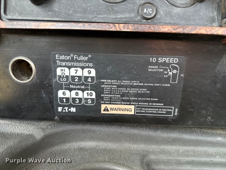 image for item DZ8823 2002 International  9400i semi truck