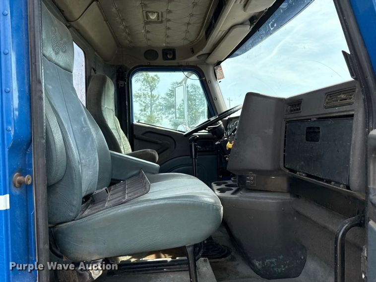 image for item DZ8823 2002 International  9400i semi truck