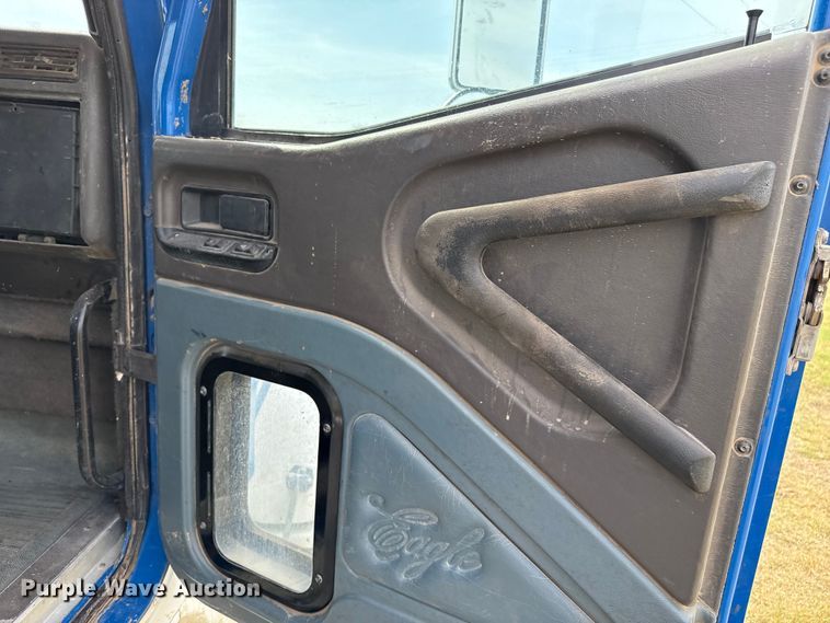 image for item DZ8823 2002 International  9400i semi truck