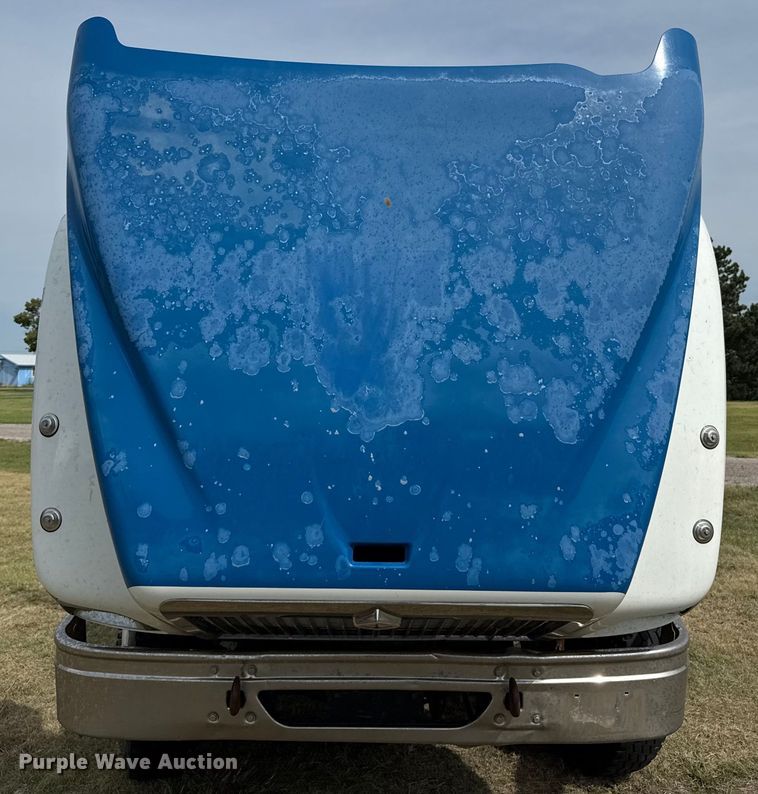 image for item DZ8823 2002 International  9400i semi truck