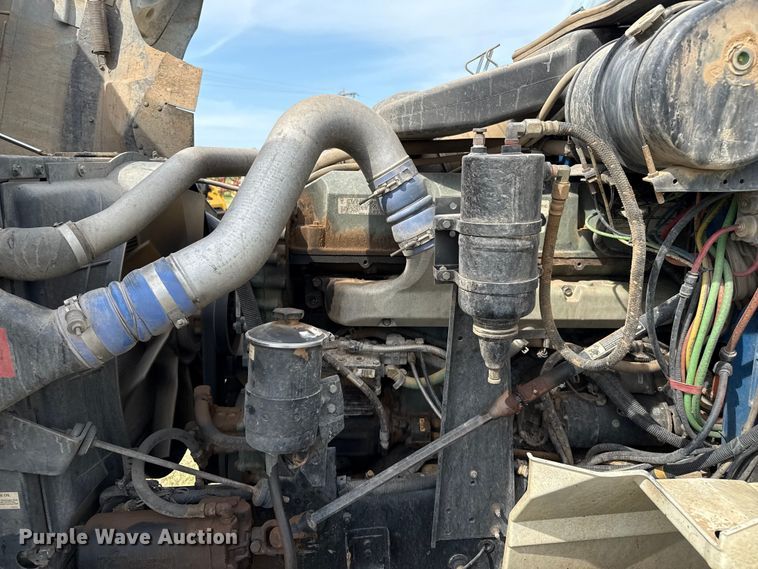 image for item DZ8823 2002 International  9400i semi truck