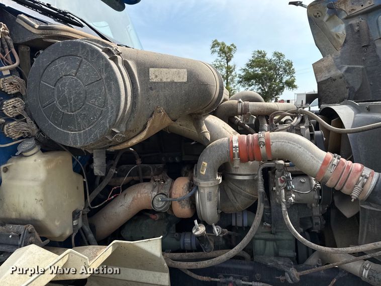 image for item DZ8823 2002 International  9400i semi truck