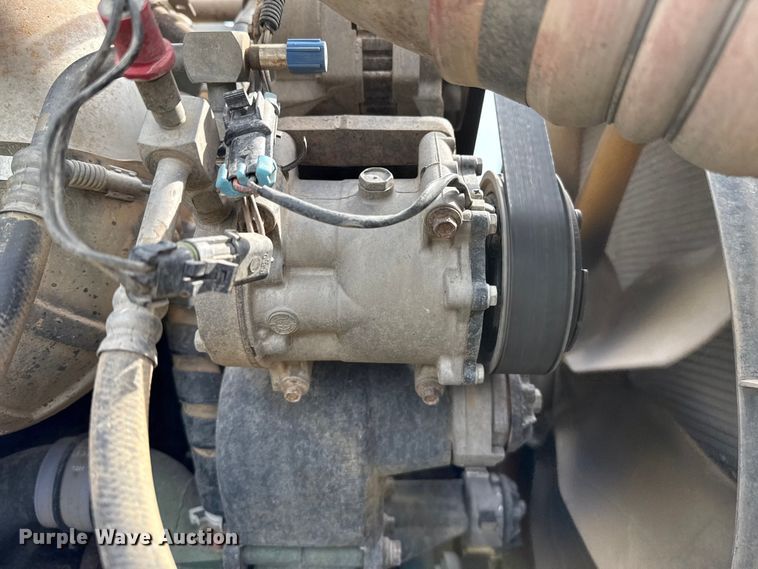 image for item DZ8823 2002 International  9400i semi truck