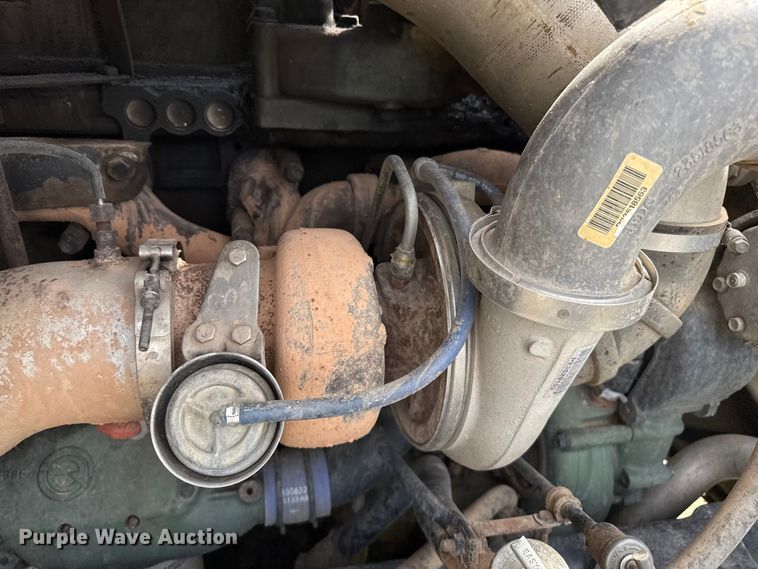 image for item DZ8823 2002 International  9400i semi truck