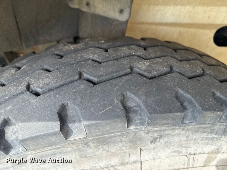 image for item DZ8823 2002 International  9400i semi truck