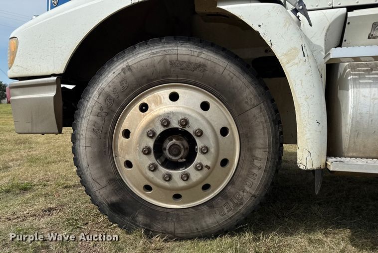 image for item DZ8823 2002 International  9400i semi truck