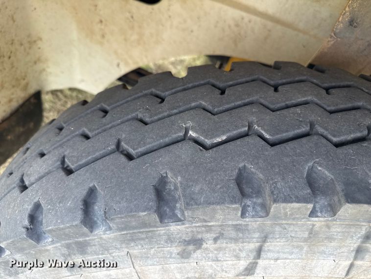 image for item DZ8823 2002 International  9400i semi truck