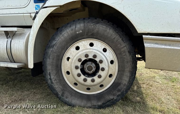 image for item DZ8823 2002 International  9400i semi truck