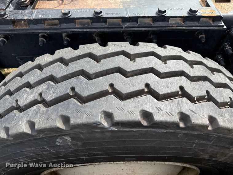 image for item DZ8823 2002 International  9400i semi truck