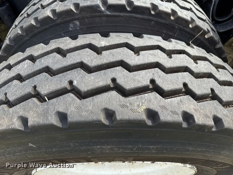 image for item DZ8823 2002 International  9400i semi truck