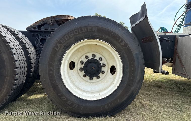 image for item DZ8823 2002 International  9400i semi truck