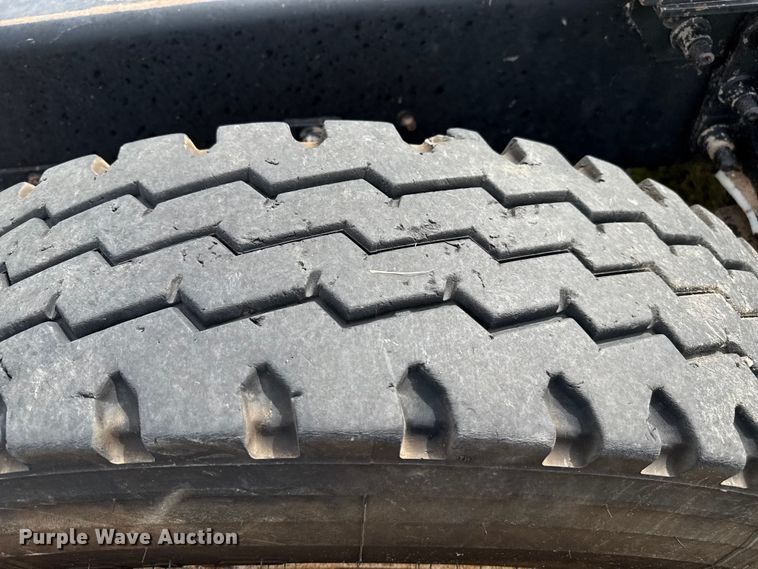 image for item DZ8823 2002 International  9400i semi truck