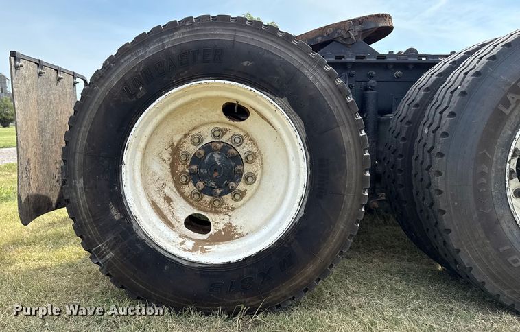 image for item DZ8823 2002 International  9400i semi truck