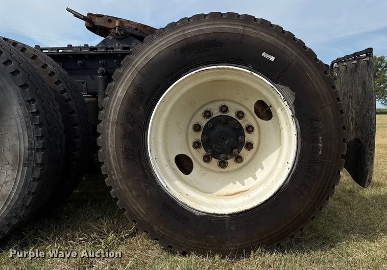 image for item DZ8823 2002 International  9400i semi truck