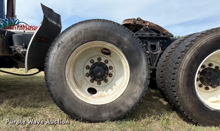 image for item DZ8823 2002 International  9400i semi truck