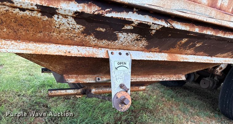 image for item DZ8949 1981 Wilson GH-600 grain trailer