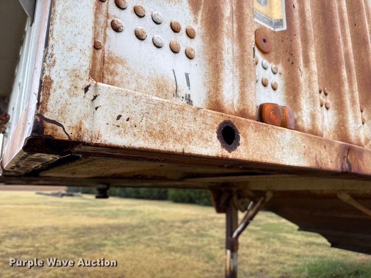 image for item DZ8949 1981 Wilson GH-600 grain trailer