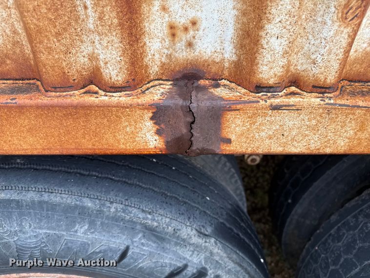 image for item DZ8949 1981 Wilson GH-600 grain trailer