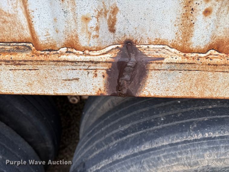 image for item DZ8949 1981 Wilson GH-600 grain trailer