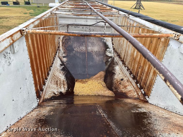 image for item DZ8949 1981 Wilson GH-600 grain trailer