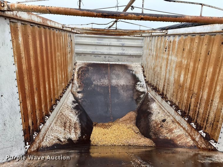 image for item DZ8949 1981 Wilson GH-600 grain trailer