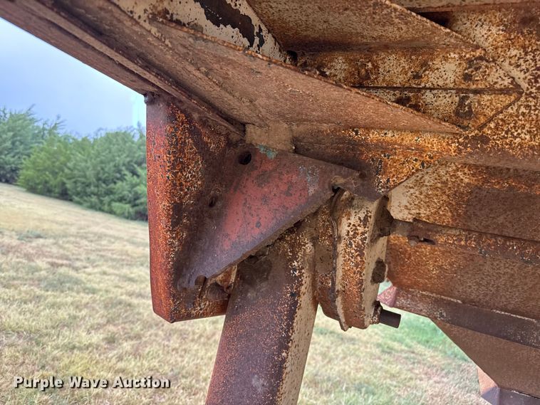 image for item DZ8949 1981 Wilson GH-600 grain trailer