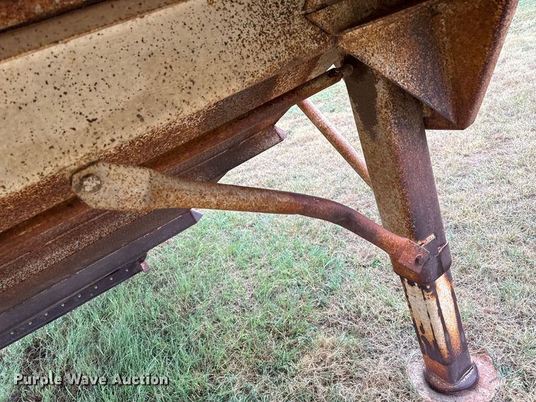 image for item DZ8949 1981 Wilson GH-600 grain trailer