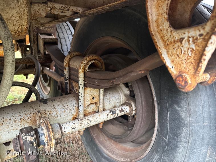 image for item DZ8949 1981 Wilson GH-600 grain trailer