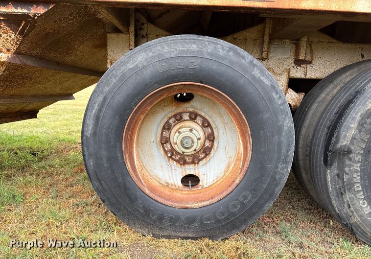 image for item DZ8949 1981 Wilson GH-600 grain trailer