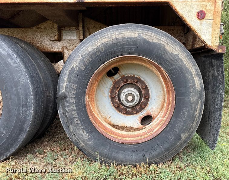 image for item DZ8949 1981 Wilson GH-600 grain trailer