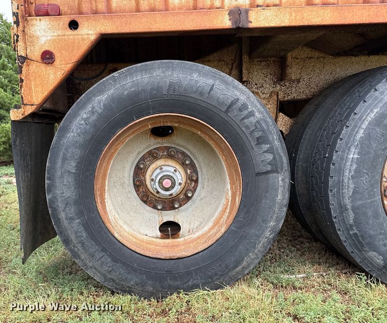 image for item DZ8949 1981 Wilson GH-600 grain trailer