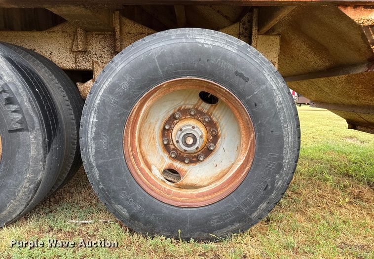 image for item DZ8949 1981 Wilson GH-600 grain trailer