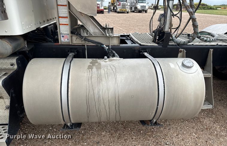 image for item DZ8950 2006 Kenworth T800 semi truck