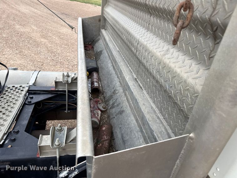 image for item DZ8950 2006 Kenworth T800 semi truck