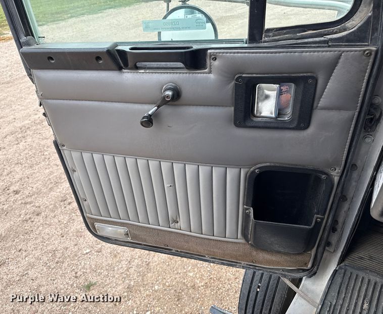 image for item DZ8950 2006 Kenworth T800 semi truck