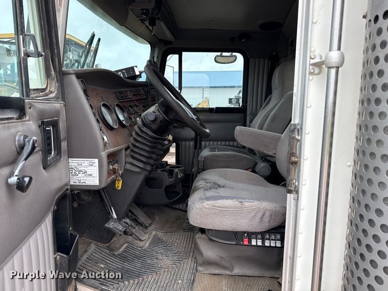 image for item DZ8950 2006 Kenworth T800 semi truck