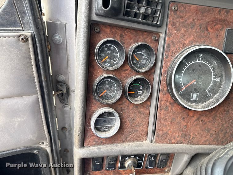 image for item DZ8950 2006 Kenworth T800 semi truck