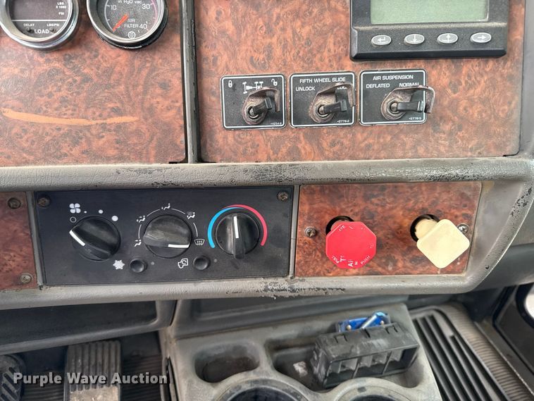 image for item DZ8950 2006 Kenworth T800 semi truck