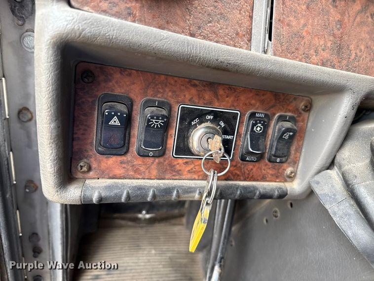 image for item DZ8950 2006 Kenworth T800 semi truck