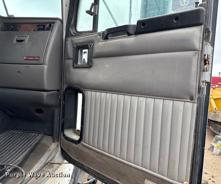 image for item DZ8950 2006 Kenworth T800 semi truck