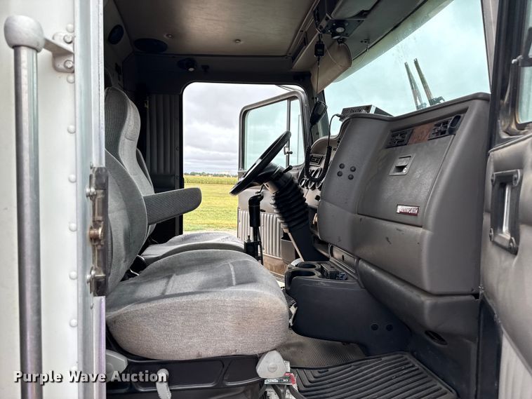 image for item DZ8950 2006 Kenworth T800 semi truck