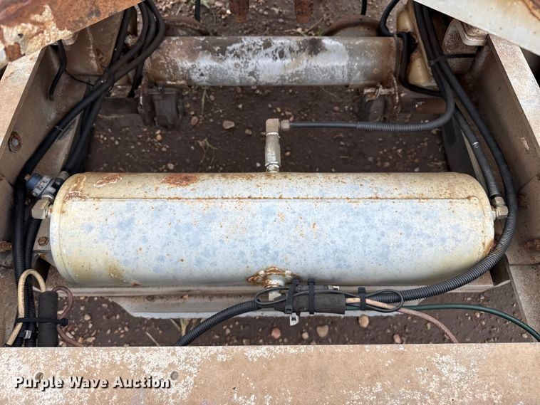 image for item DZ8957 2007 Silver Eagle trailer dolly