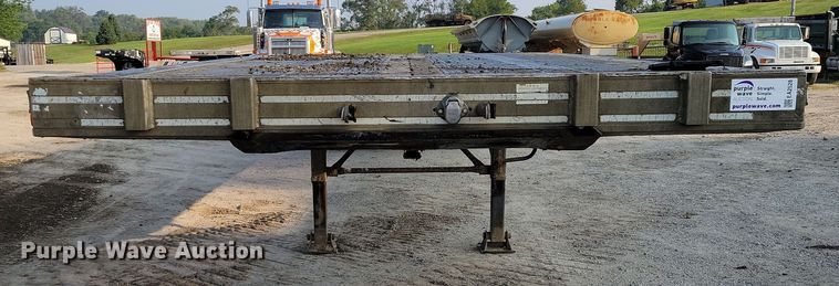 image for item EA2528 1994 East Manufacturing flatbed trailer