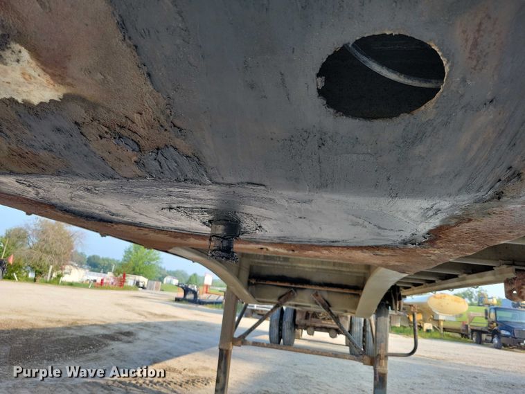 image for item EA2528 1994 East Manufacturing flatbed trailer